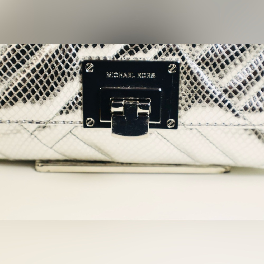 “HOST PICK” MICHAEL KORS Metallic Silver Quilted Leather with a Chain Strap - Picture 8 of 17